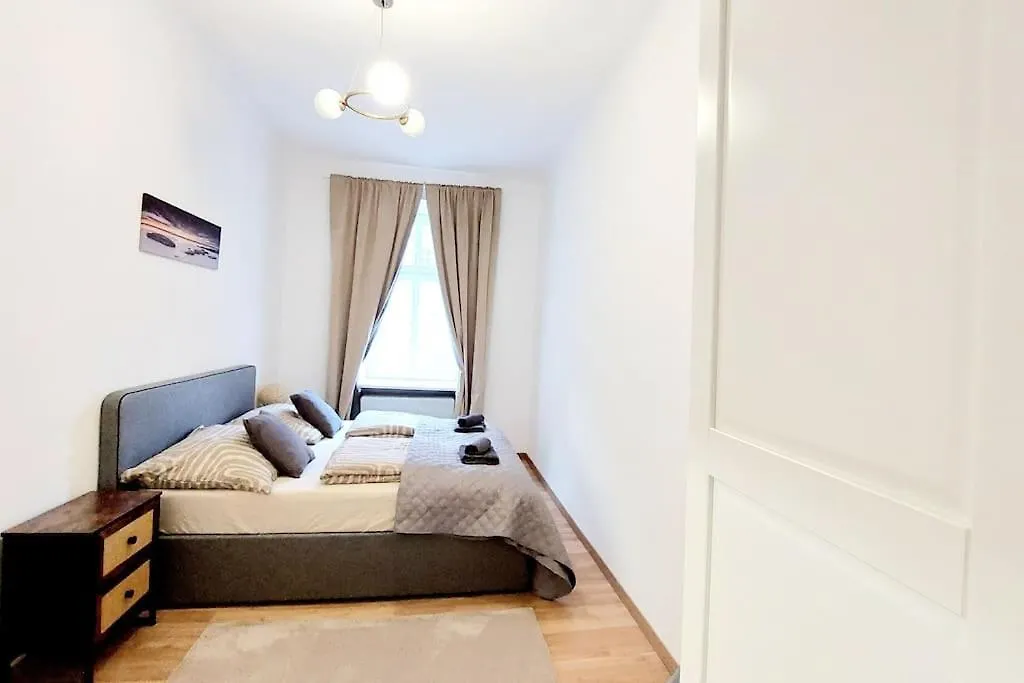Central & Spacious Checkinvienna Apartment