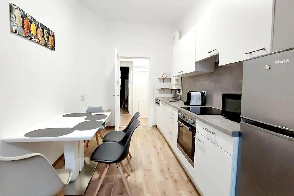 Central & Spacious Checkinvienna Apartment  Wiedeń