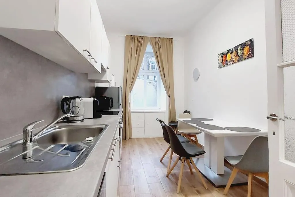 Central & Spacious Checkinvienna Apartment