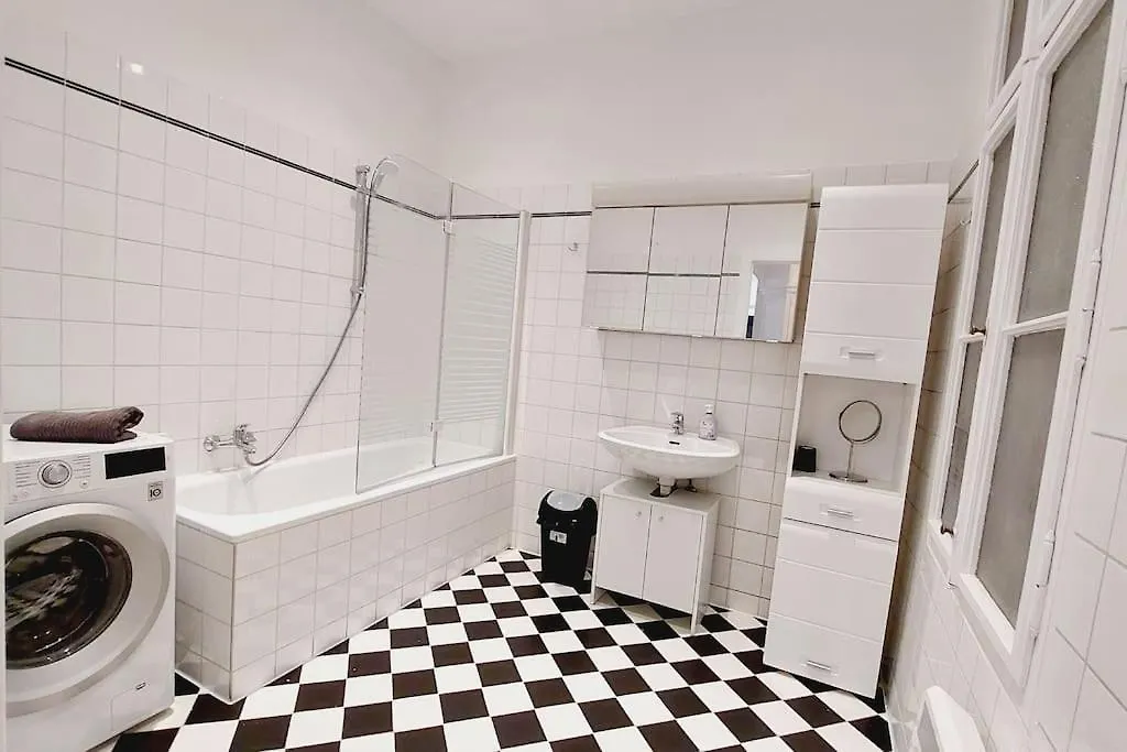 Central & Spacious Checkinvienna Apartment Austria
